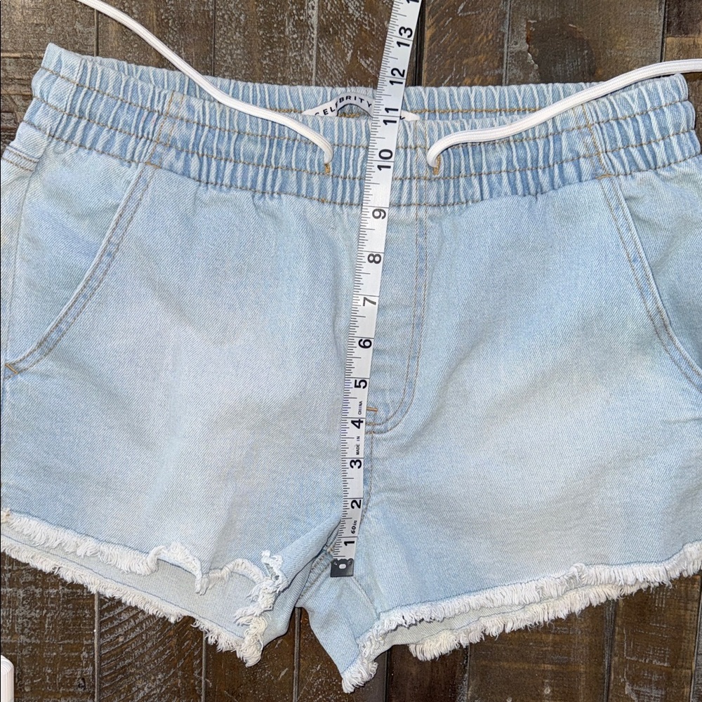 Celebrity Pink The Easy Pull-On Denim Shorts Light Wash Frayed Hem - MEDIUM - Picture 6 of 6